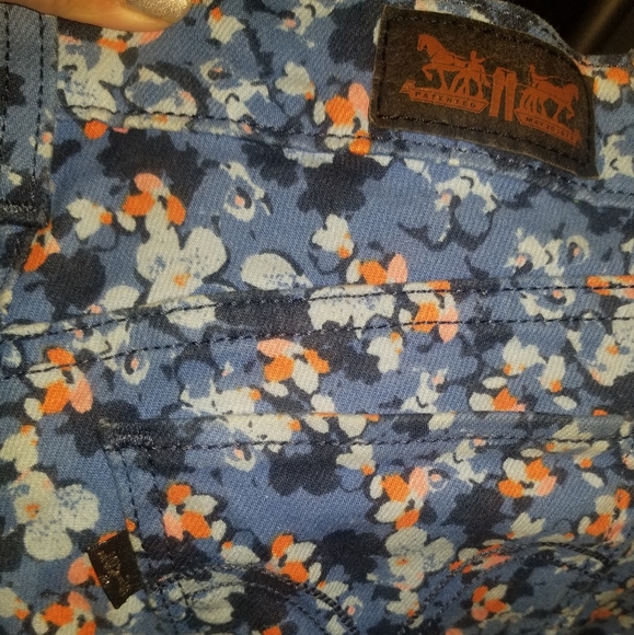 Levi's Junior's Floral Patterned Skinny Jeans - Picture 5 of 5